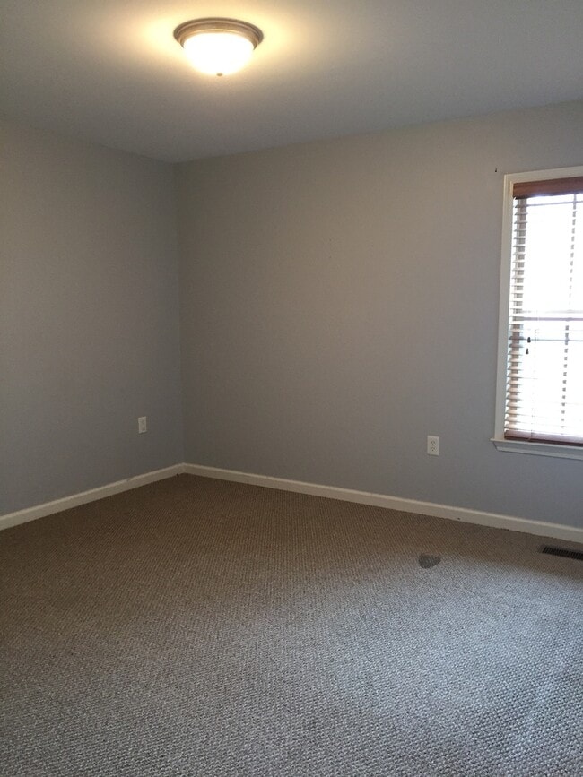 Building Photo - 10 Sarah St NW