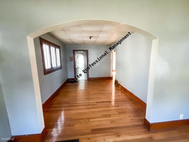 Building Photo - 2 br, 1 bath Triplex - 216 N Saginaw St Un...