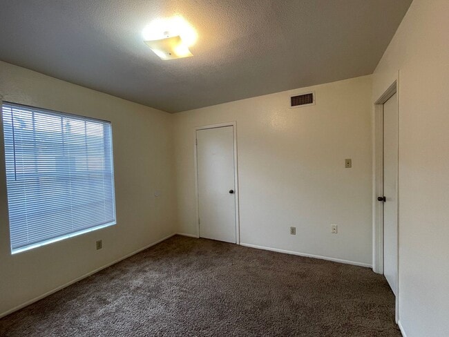 Building Photo - 8840 Glen Meadow Ln