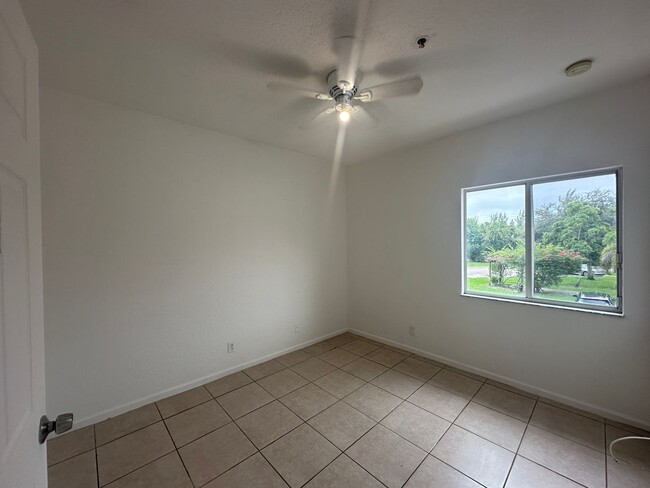 Building Photo - 3 Bedroom Townhome in West Palm Beach