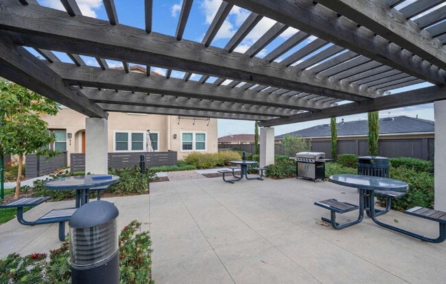 Building Photo - $4,300 - 3 Bed/ 3 Bath Modern Townhome with Loft in Santee