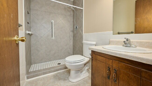 Building Photo - For Rent: 3BR, 1 1/2BA house (Please speak...