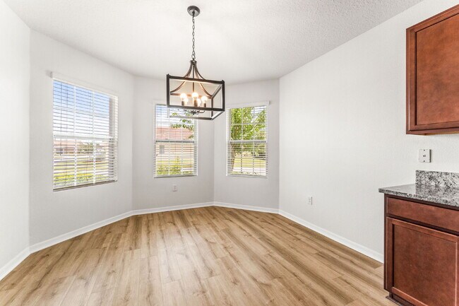 Building Photo - Charming 3 Bed, 2 Bath with Scenic Views i...