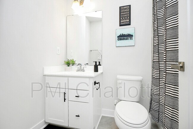 Building Photo - 256 Parkwood Ave