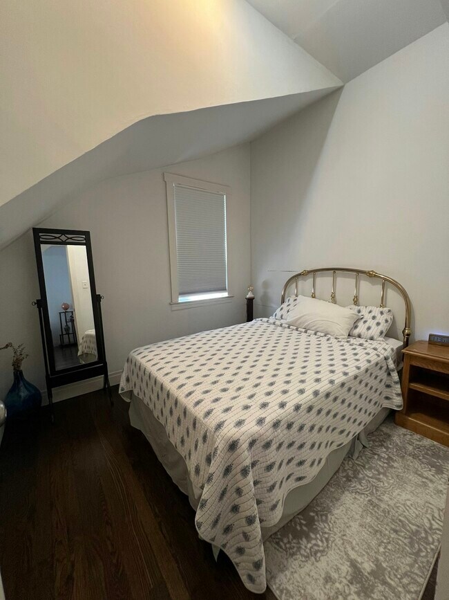 Building Photo - 1916 N Rockwell St