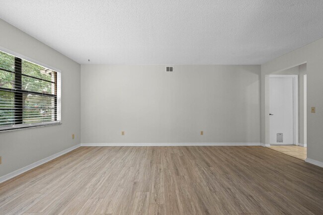 Building Photo - Charming 4-Bedroom Home with Pool on Large Lot in Longwood!