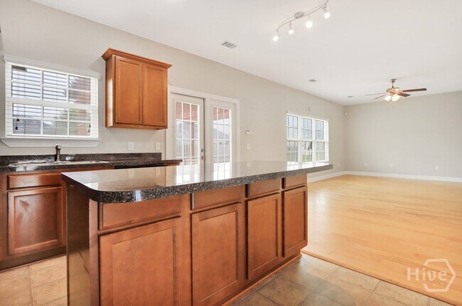 Building Photo - 255 Red Oak Dr