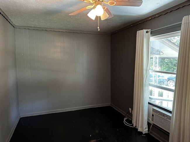 Building Photo - 906 Kingston Rd