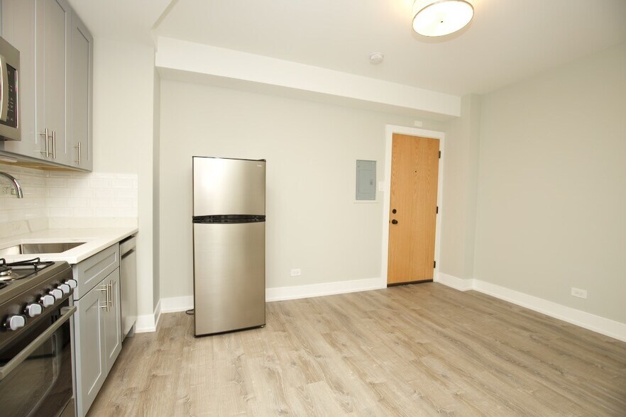 Building Photo - 545 W Belmont Ave