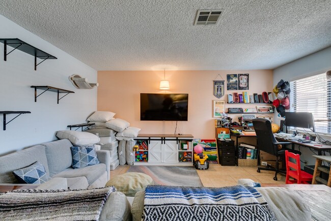 Building Photo - Cute and Cozy 2-bedroom 2-bathroom Townhom...