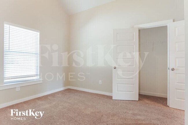 Building Photo - 350 S Pine Dr