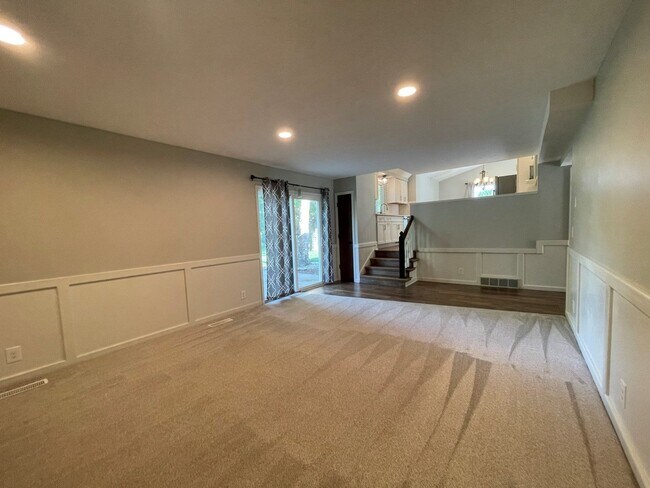 Building Photo - Home For Rent Papillion