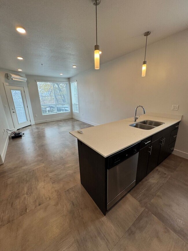 Building Photo - 1 Bedroom 1 Bath in SLC! Internet and cabl...