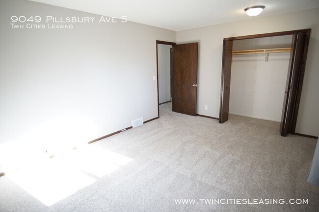 Building Photo - 3 Bedrooms Top Level w/ Full Bath - 2 Car ...