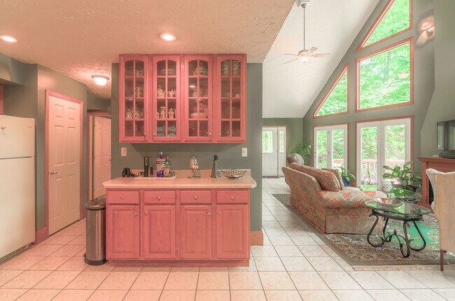 Building Photo - 610 Hickory Point Dr