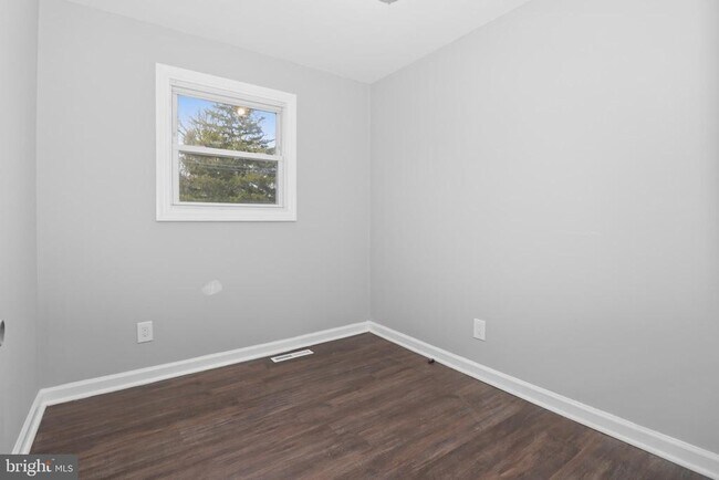 Building Photo - 4 Coville Dr