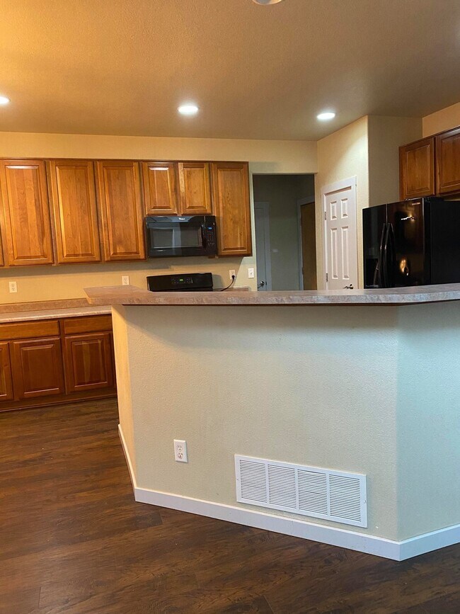 Building Photo - 4 bedroom - Dewhirst