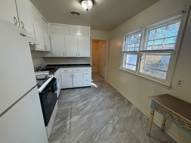 Building Photo - Cozy 2 Bed, 1 Bath House with Updated Floo...