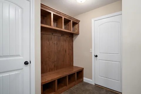 Building Photo - 4662 Oneida Dr