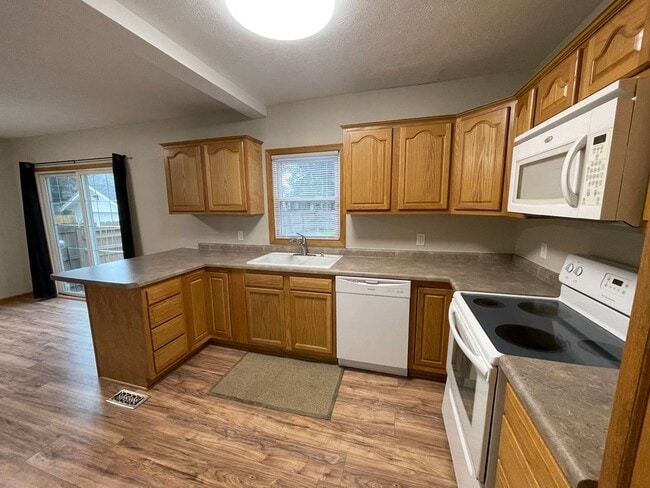 Building Photo - Great 3 Bed, 3 Bath house.