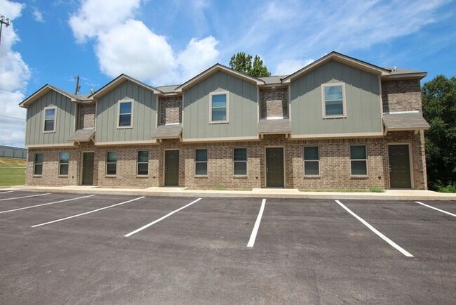 Building Photo - Tour Today! 2 Bed 1.5 Bath Townhome! Lindale ISD!