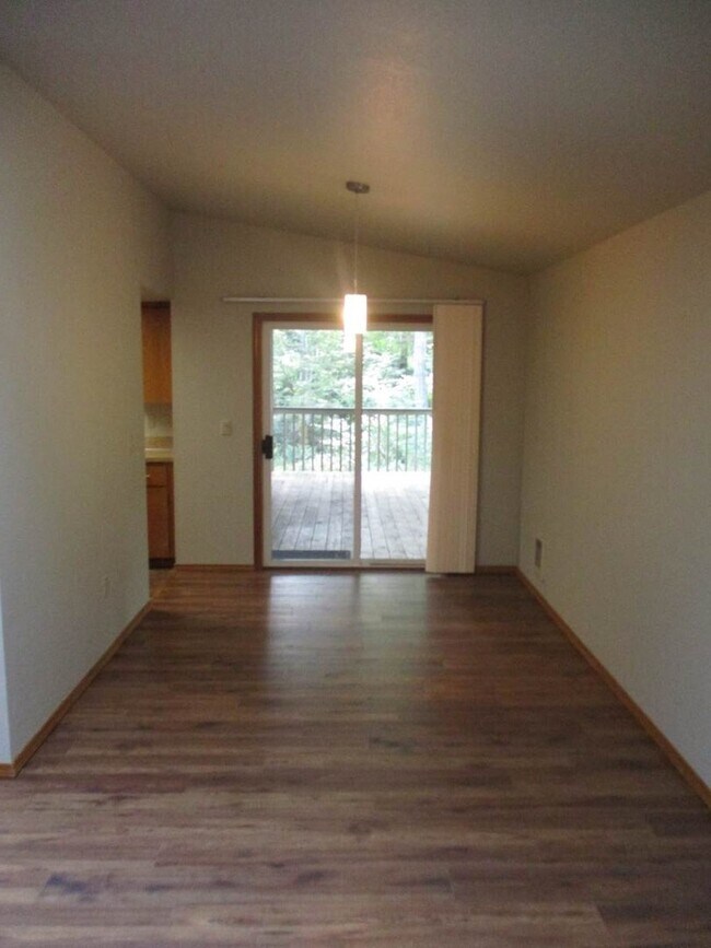 Building Photo - 2 bedroom 2 bath single story Duplex