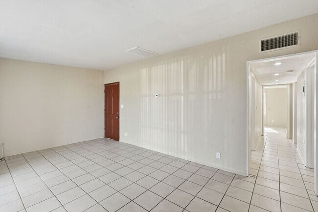 Building Photo - Light-Filled Tucson 2 Bedroom Rental – Move In This November!