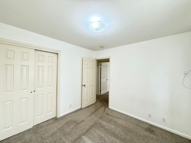 Building Photo - Huge 6br/3ba SF House with Solar Panels!