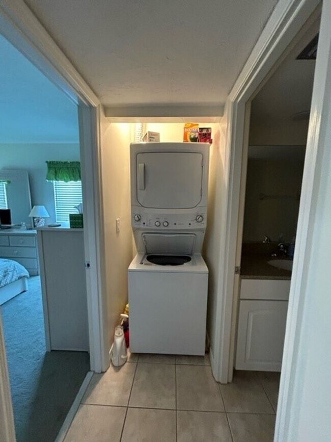 Building Photo - Venice, FL MACARTHUR BEACH Gated Comm. 2/2...
