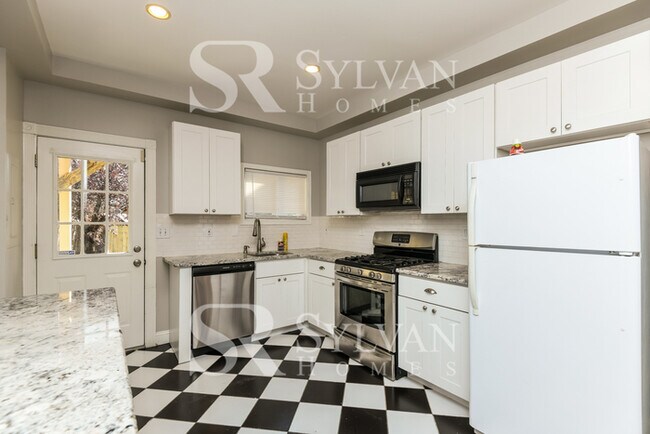 Building Photo - Brick 2 BR, 2 BA Townhome