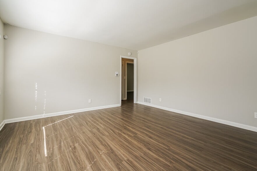 Building Photo - 640 Oakdale Dr