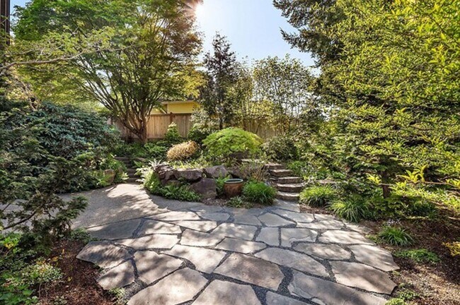 Building Photo - Exceptional home on a quiet cul-de-sac in ...