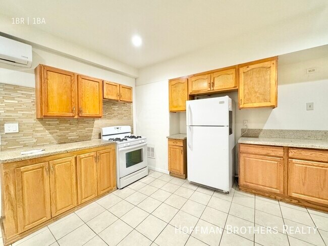 Building Photo - 1023 Larch St