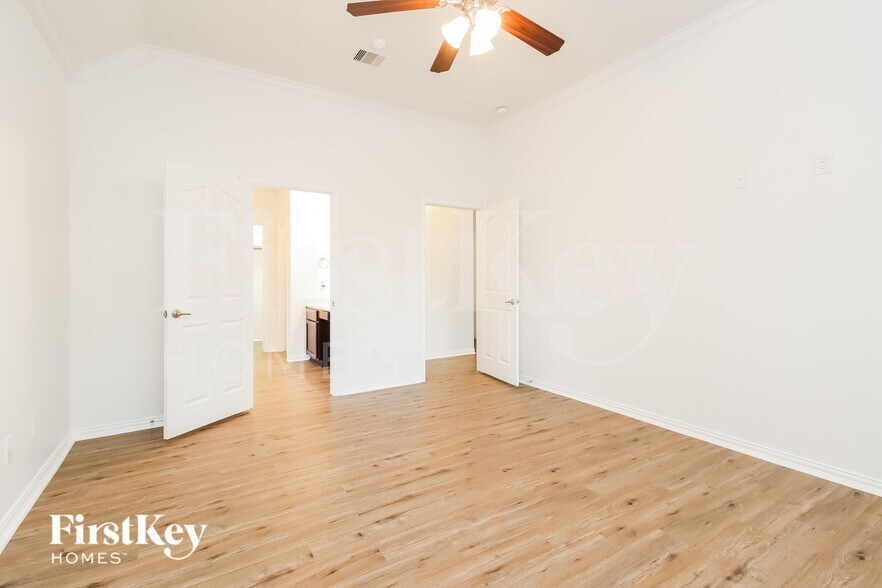 Building Photo - 28603 Hidden Lake W