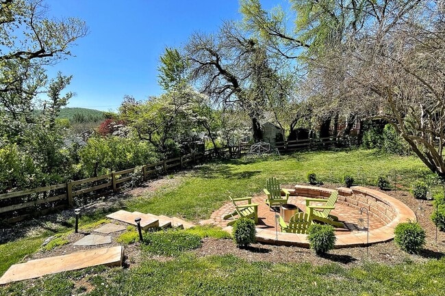 Building Photo - Charming City Cottage With Fenced Yard