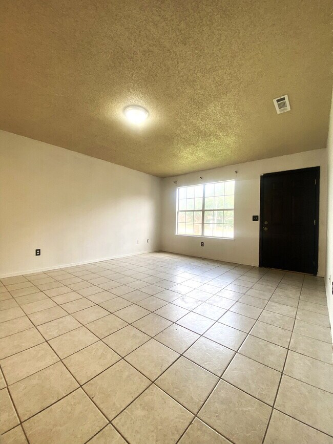 Building Photo - "Cozy 3-Bed, 2-Bath Duplex Retreat with 11...