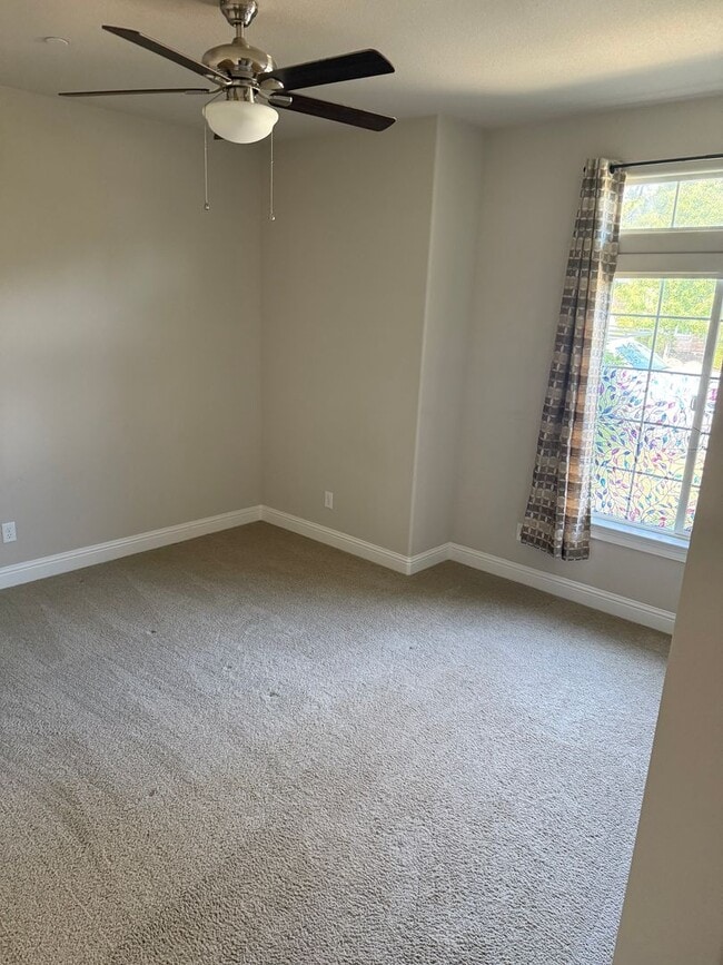 Building Photo - 3-bedroom, 2-bathroom home located in the ...