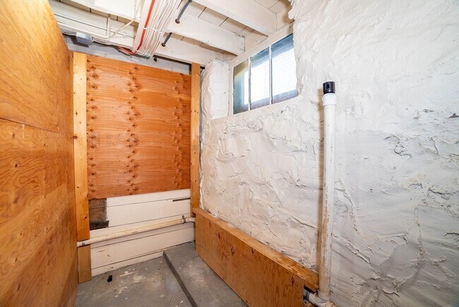 Building Photo - 82 Tower St