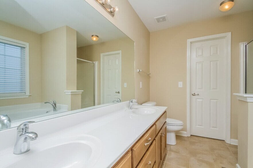 Building Photo - 1014 Persimmon Dr