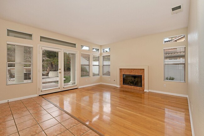 Building Photo - Large Beautiful Home in the Missions