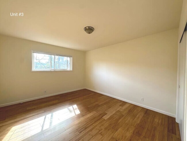 Building Photo - 1 Bedroom and 1 Bath Apartment