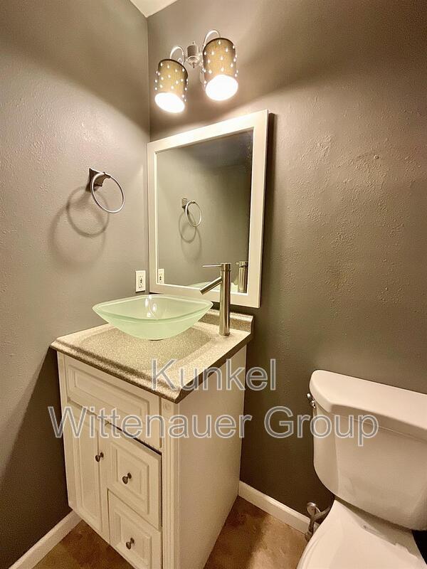 Building Photo - 13 Twin Oaks Dr