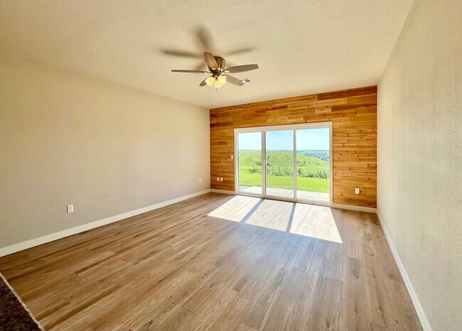 Building Photo - Modern Townhome with STUNNING Views in West MHK
