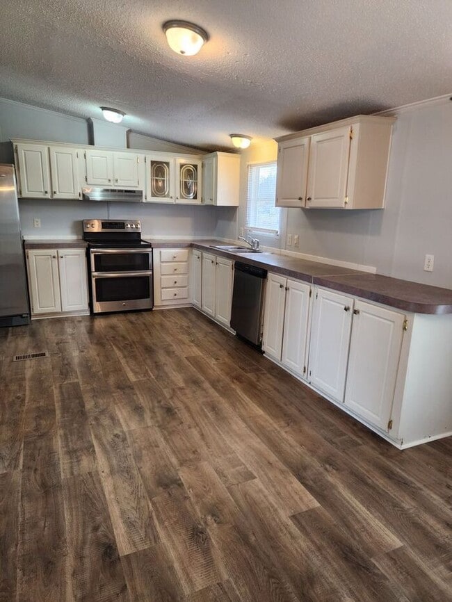 Building Photo - 384 McKay Dr