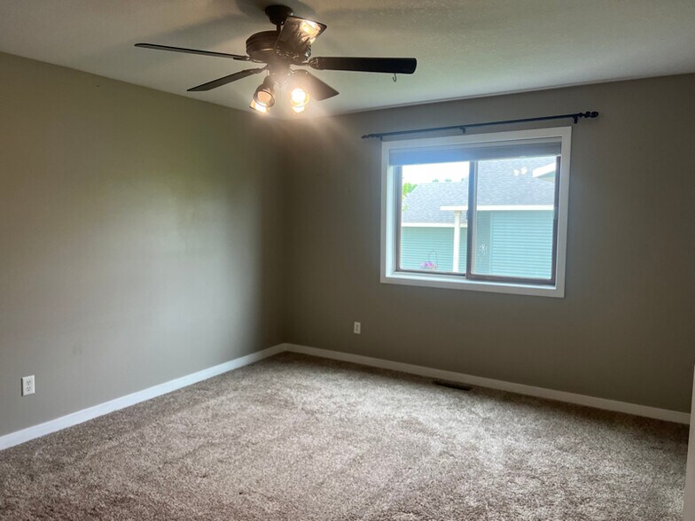 Building Photo - 5211 Castleview Dr NW