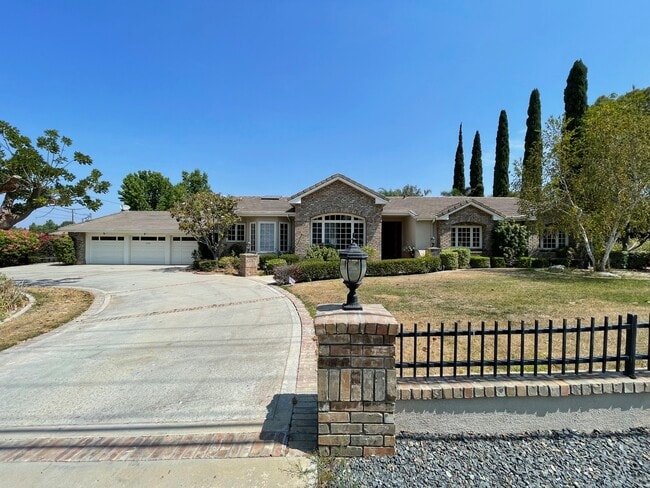 Building Photo - 19077 Oriente Dr