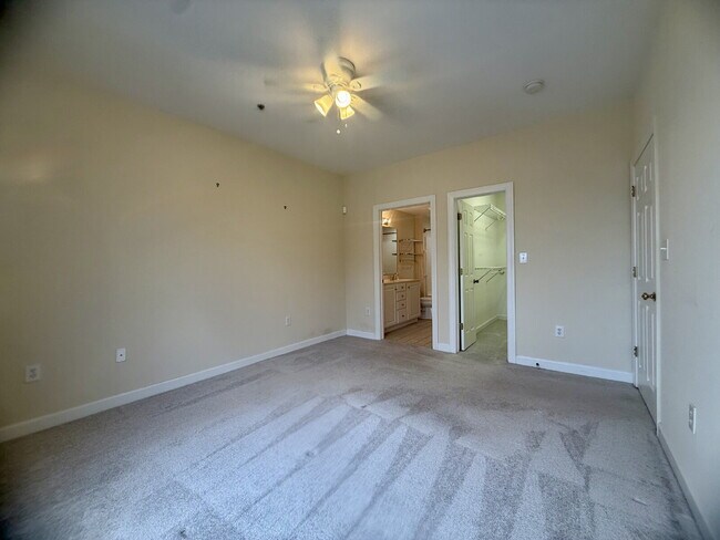 Building Photo - "Coastal Comfort: Spacious 2-Bedroom Condo Retreat in Virginia Beach"