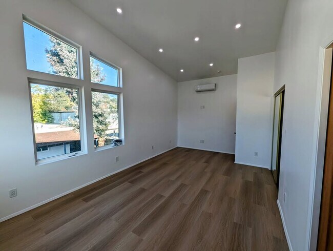 Building Photo - 720 San Pascual Ave