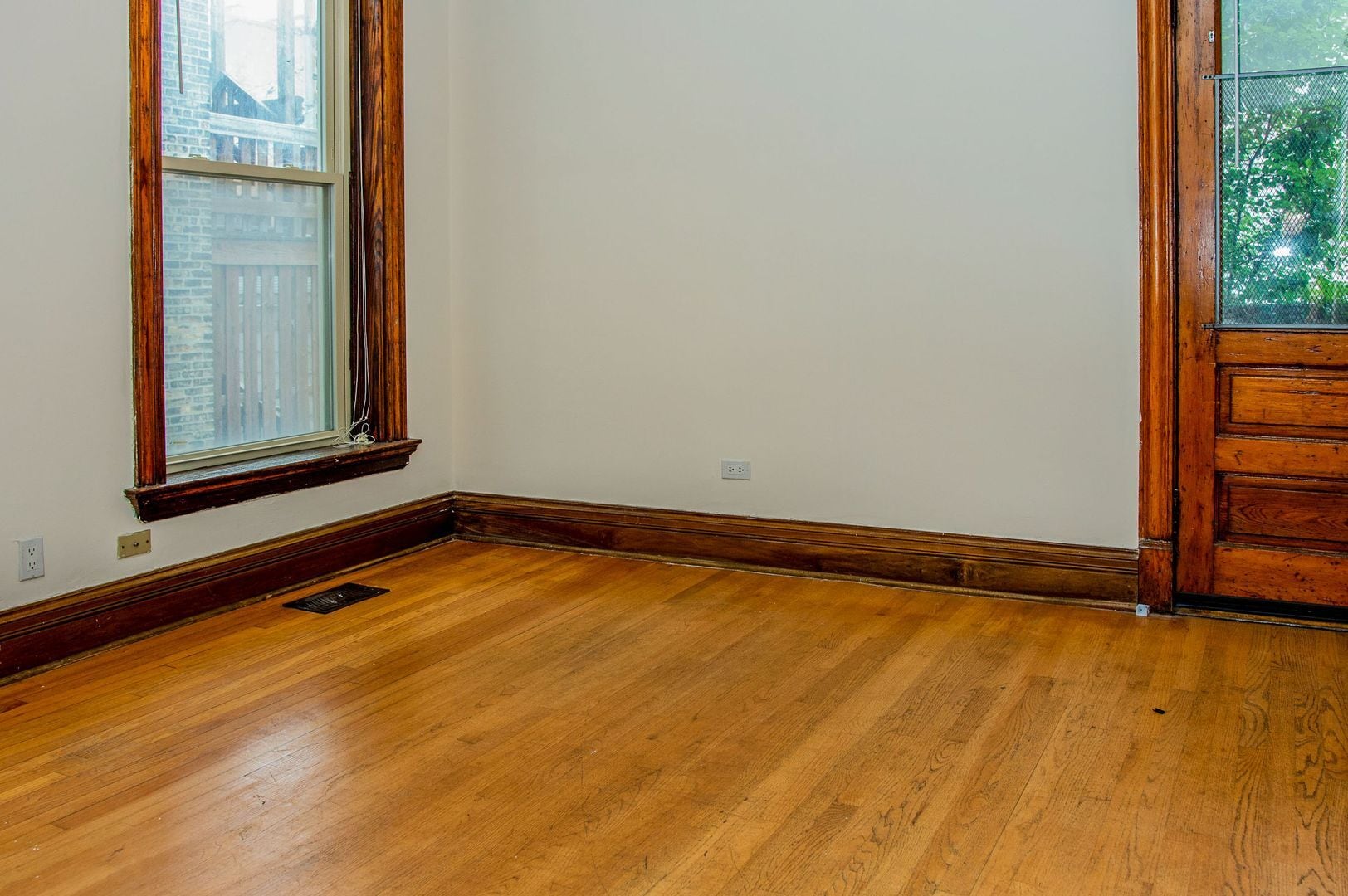 Building Photo - 849 W Wellington Ave