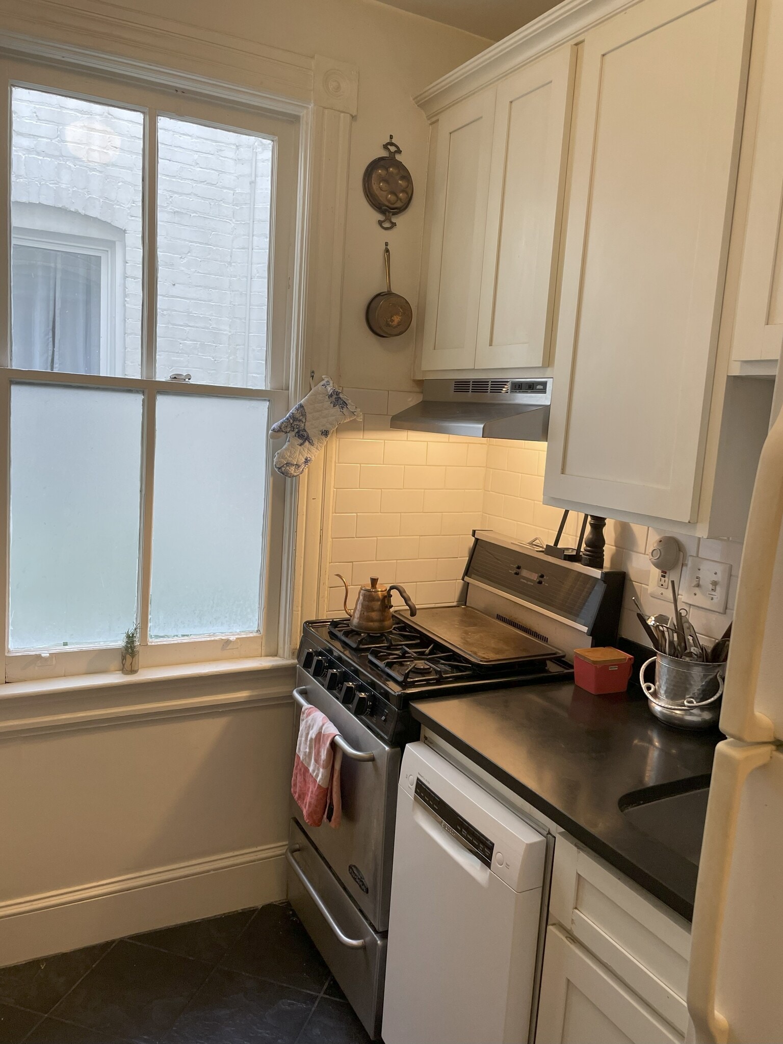 Kitchen - 1658 Avon Pl NW